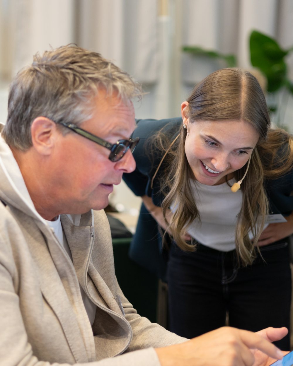 Hanna Bjuhr coachar en deltagare i en hands-on workshop